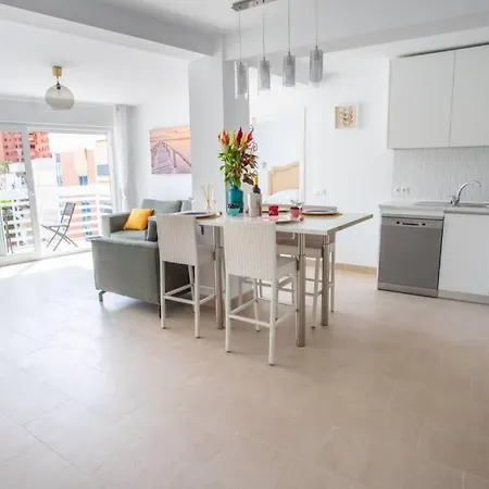 Apartment New Fantastic Location 2 Bed, 2 Bath 150m From The Beach, Central
