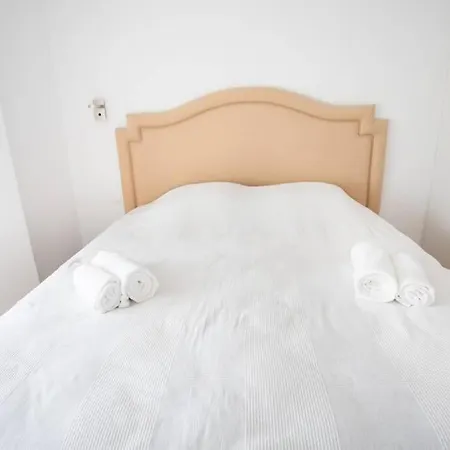 Apartment New Fantastic Location 2 Bed, 2 Bath 150m From The Beach, Central *