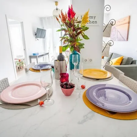 New Fantastic Location 2 Bed, 2 Bath 150m From The Beach, Central Apartment *