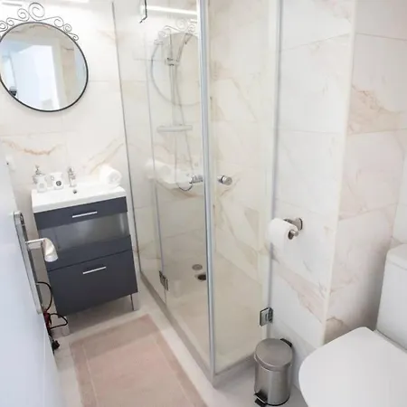 New Fantastic Location 2 Bed, 2 Bath 150m From The Beach, Central Apartment *